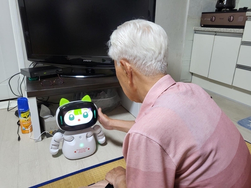 집에서 치매 노인이 AI 돌봄로봇과 지내는 모습 [사진=울산시] 