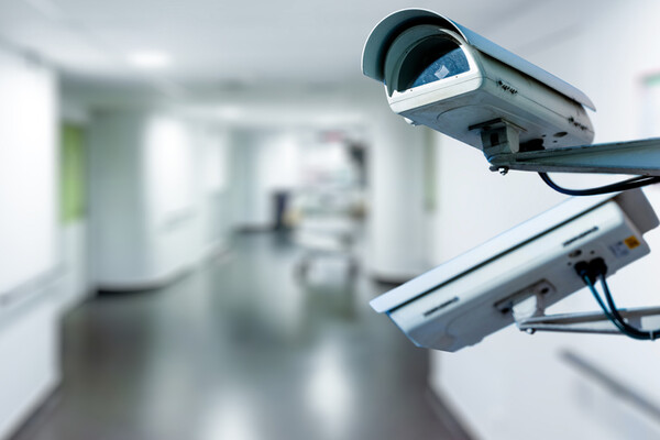 보건복지부가 요양병원의 평가지표를 재정비하고, 요양병원에 CCTV 설치를 검토한다. [사진=게티이미지뱅크]