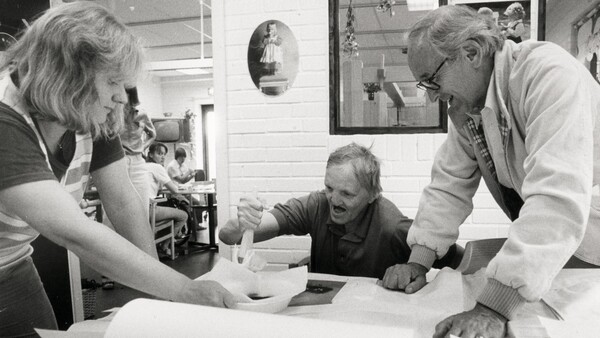 칼 그루발트(오른쪽) 박사가 장애인을 보며 웃고 있다. [사진=sormlandsmuseum]