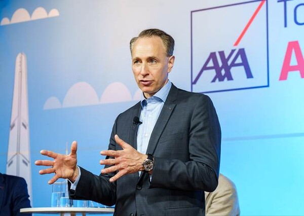 토마스 부벌(Thomas Buberl) AXA그룹 최고경영자(CEO)가 9일 용산구 소재 악사손보 본사에서 열린 타운홀 미팅에서 발표하고 있다. [사진=악사손보]