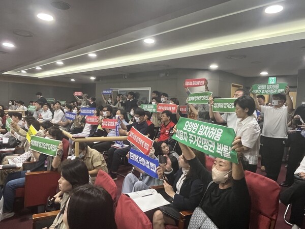24일 구자근 국민의힘 의원 주최로 열린 ‘초고령사회 요양서비스 활성화 방안’ 정책세미나에 참석한 요양시설 운영자들이 노인 요양시설 허가에 반대하고 있다. [사진=요양뉴스]