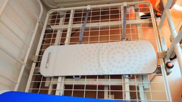 솜포케어의 한 유료노인홈에서 침대 밑에 설치한 ‘수면SCAN’. [사진=솜포케어]