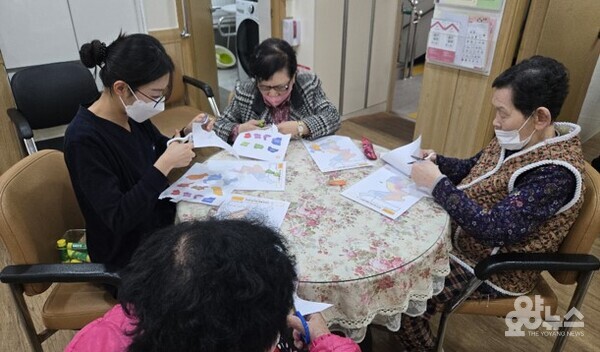 서울형 좋은돌봄 인증 데이케어센터의 소그룹 작업치료 프로그램 [사진=서울시]