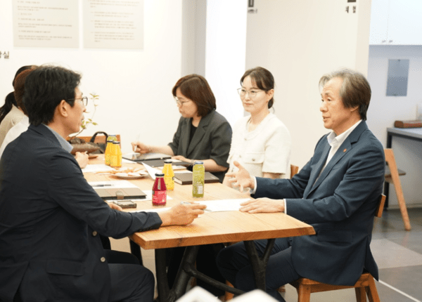 정기석 국민건강보험공단 이사장이 10일 재택의료센터를 방문하고 관련 유관기관과 간담회를 개최했다.[출처=국민건강보험공단]