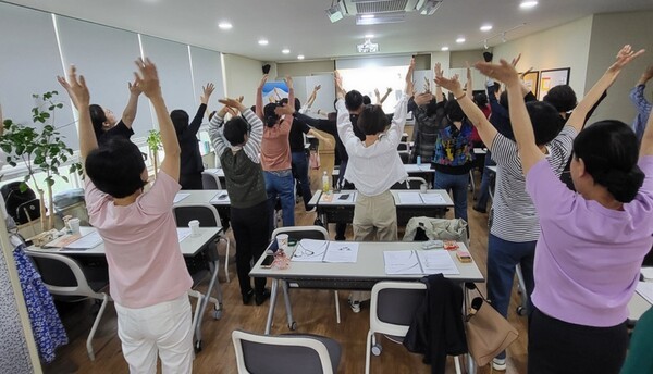 동남센터가 요양보호사 보수교육으로 힘뇌체조 교육을 진행하고 있다. [출처=동남 어르신돌봄종사자 지원센터]