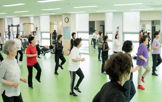 국민건강보험공단 건강100세운동교실에서 활기찬 모습으로 운동 강습을 받는 참여자들 [출처=국민건강보험공단]