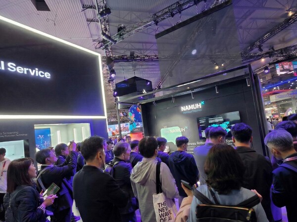 MWC 2026 SK텔레콤 전시관 내 SK인텔릭스의 웰니스 로보틱스 ‘나무엑스(NAMUHX)’ 전시 공간 [사진=SK인텔릭스]