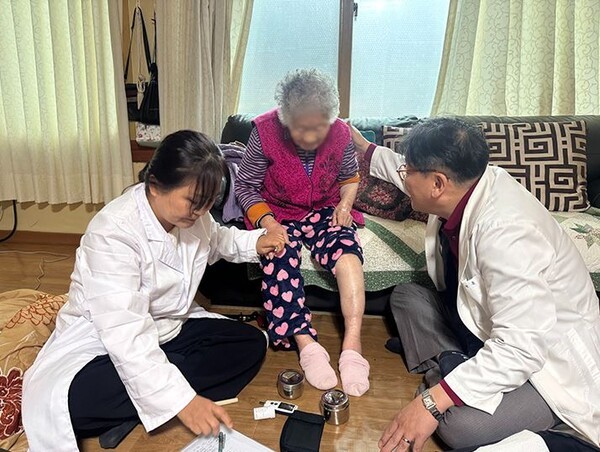 횡성군 장기요양 재택의료센터 의료진이 박종례 할머니의 진료를 보고 있다. (사진=정책 브리핑)