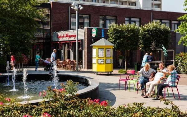 치매 어르신들을 이웃들과 공간을 공유하며 자연스러운 케어를 받고 있다. (사진=The Lovepost)