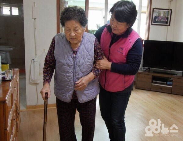 재가방문 서비스를 제공하고 있는 요양보호사와 어르신 (사진=요양뉴스)