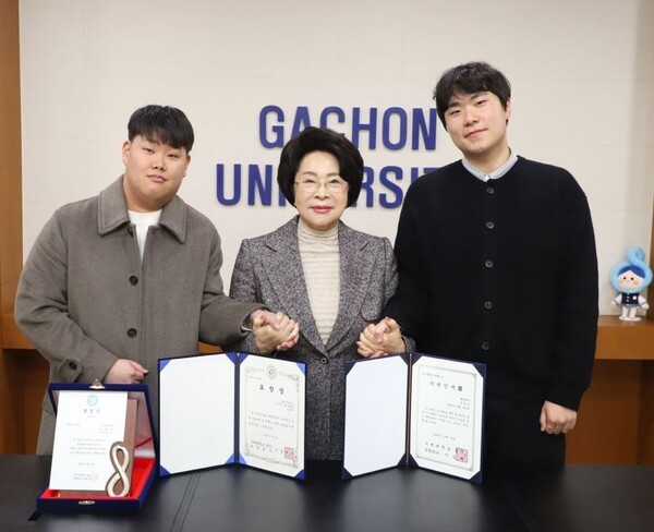 동안 외모와 꾸준한 건강관리로 많은 관심을 받고 있는 이길여 총장이 가천대학교 행정학과 김성규 학생(사진 오른쪽)과 한국어문학과 김동규 졸업생(사진 왼쪽)을 총장실로 직접 초청, 가천인재상을 수여한 뒤 기념촬영을 하고 있다. (사진=가천대학교)