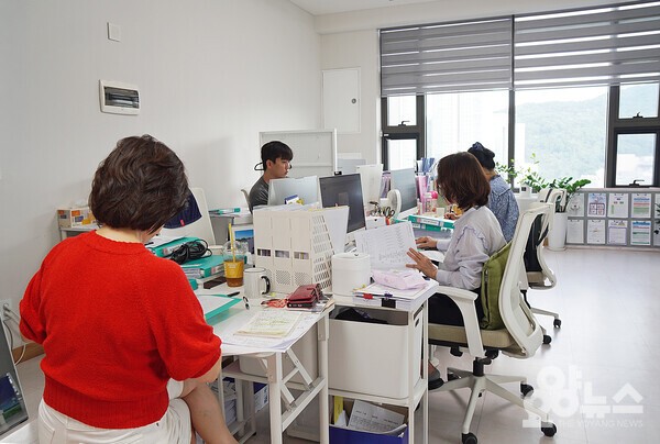 미소나래 재가복지센터, 고층 빌딩의 통창문 넘어 서초동 우면산 자락이 시원하게 보이고 있다. (사진=요양뉴스)