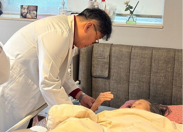 유창훈 횡성군 장기요양 재택의료센터장이 중증요양상태 2등급 환자를 살피고 있다. (사진=정책 브리핑)