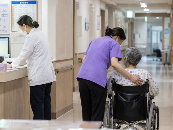 요양병원은 간병과 돌봄의 중간 영역을 오랫동안 담당하고 있었다. (사진=AI 기반 요양뉴스 재구성)