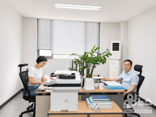 신뢰받는 돌봄을 만들어 가는 센타장과 사회복지사 (사진 = 요양뉴스)
