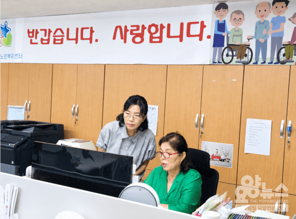 직원들과 의견을 나누며 센터 운영 방향을 논의하는 김영순센터장(사진=요양뉴스)