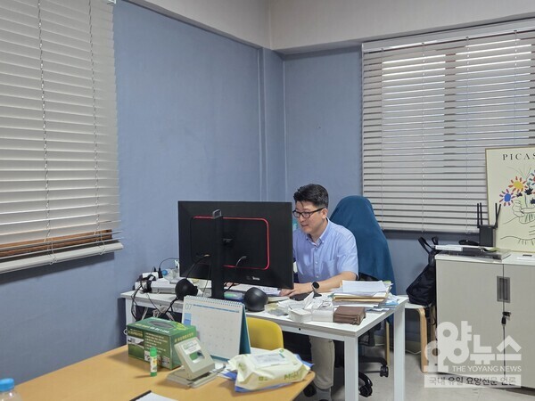 어르신 맞춤형 돌봄 서비스 제공을 위한 업무에 집중하고 있는  문인우 센터장(사진=요양뉴스)