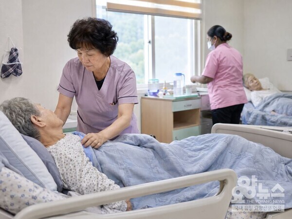 요양병원의 간병인력은 고령층, 외국인 중심으로 구성돼 있는 것이 현실이다. (사진 = AI 기반 요양뉴스 재구성)