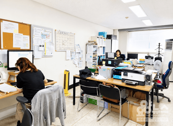 보다 나은 돌봄을 위해 최선을 다하는 사무장과 사회복지사(사진=요양뉴스)