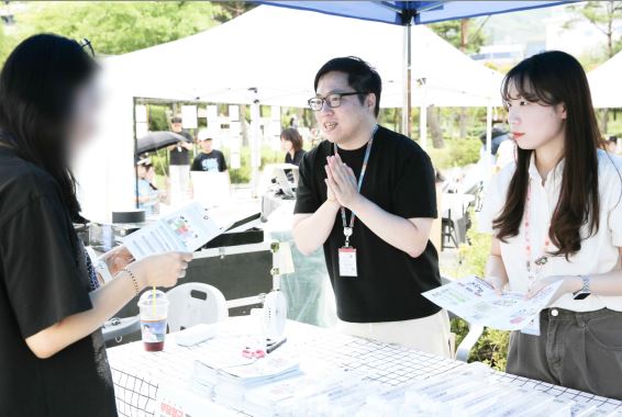 원주 미리내도서관에서 운영 중인 홍보부스 (사진 = 국민건강보험공단 제공)