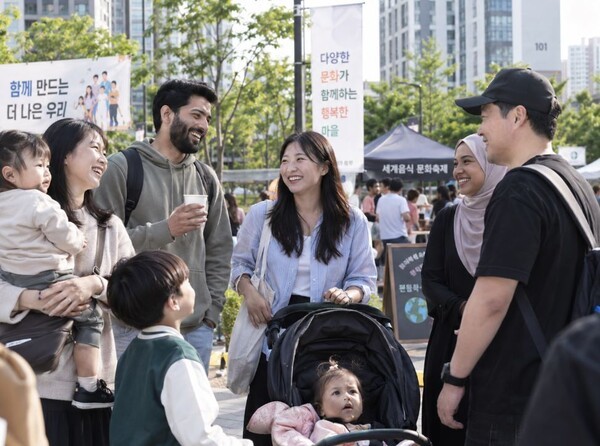 시행령에서 특히 눈에 띄는 부분 가운데 하나는 ‘이주민전문위원회’의 설치다 (사진 = AI기반 요양뉴스 재구성)