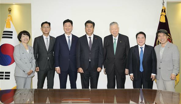 국민건강보험공단 강청희 이사장(중앙)이 이중근 대한노인회 회장(오른쪽, 3번째)과 초고령사회에 대응한 노인복지 증진과 노후생활 지원을 위한 협력방안을 논의했다. (사진=국민건강보험공단)