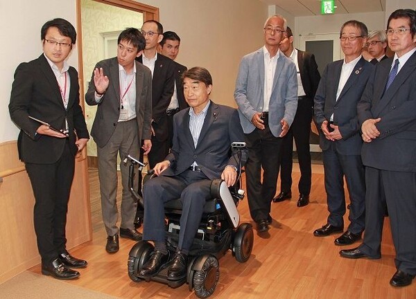 일본 후생노동성 장관이 개호·복지 로봇 실증시설을 방문해 자동운전 휠체어를 직접 타보는 모습 (사진=일본 후생노동성)