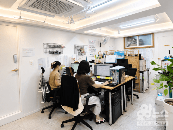 어르신 돌봄을 위해 꼼꼼히 업무를 이어가는 더행복드림복지센터 사회복지사(사진=요양뉴스)