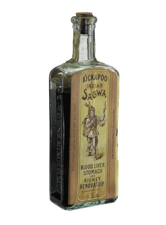 19세기 미국에서 판매된 특허약 ‘Kickapoo Indian Sagwa’. 라벨에는 혈액·간·위·신장 질환 개선과 장수를 내세운 광고 문구가 적혀 있다.  (사진=스미소니언 박물관 홈페이지 갈무리)